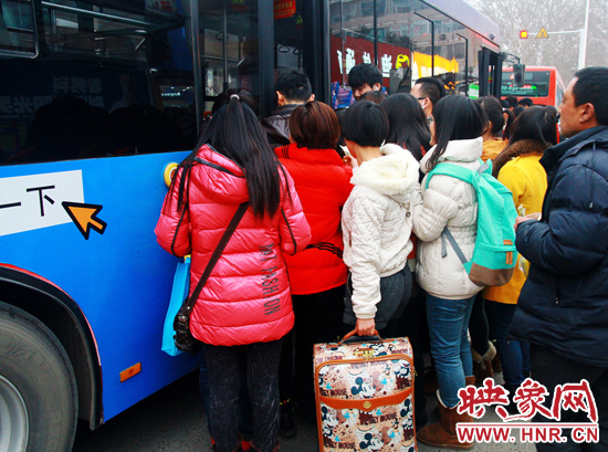 鄭州市金水路紫荊山公交樞紐站又現火爆場面。