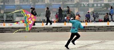 昨日,省會天氣晴好,春意盎然。上午,在綠城廣場,一個小女孩在快樂地放風箏。