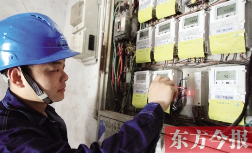 鄭州供電公司的技術人員正在安裝調(diào)試智能電表和遠程通訊控制終端