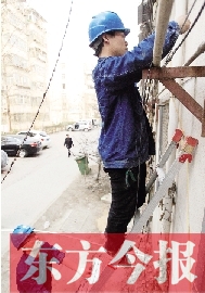 鄭州供電公司的技術人員正在需要更換智能電表的小區(qū)進行換表準備工作