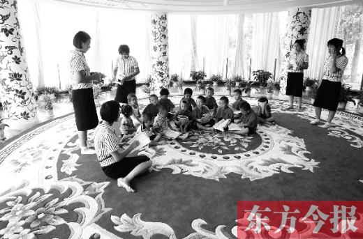 鄭州一幼兒園里的孩子在老師的帶領下讀《論語》。