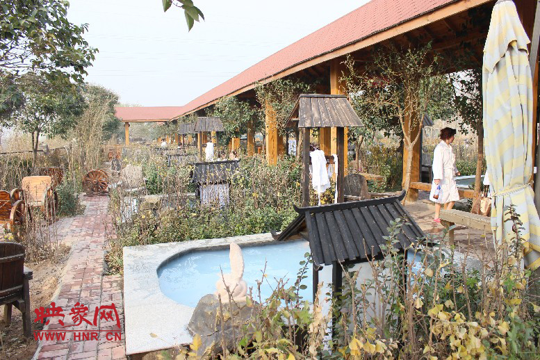 各種小溫泉池，溫度有高有低，每個(gè)池用料不同有各種功效