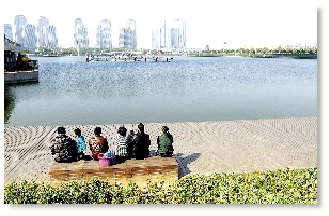 昨天中午，如意湖畔，在這樣的天氣曬太陽是一種享受。 記者 馬健 圖