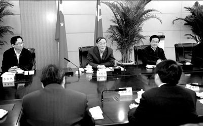 11月30日,中共中央政治局常委、中央紀委書記王岐山在北京主持召開座談會,聽取專家學者對黨風廉政建設和反腐敗工作的意見和建議。新華社發 11月30日,中共中央政治局常委、中央紀委書記王岐山在北京主持召開座談會,聽取專家學者對黨風廉政建設和反腐敗工作的意見和建議。新華社發