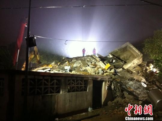 六層民房倒塌現場。何蔣勇　攝