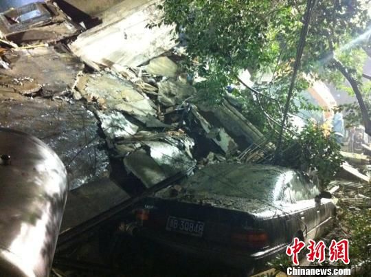 六層民房倒塌現場。何蔣勇　攝