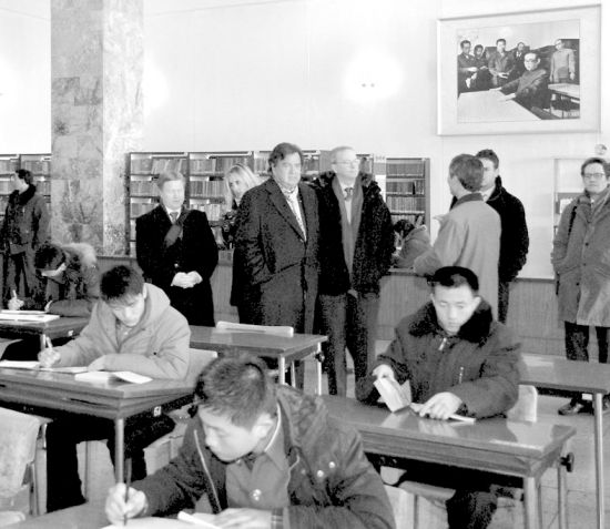 谷歌執行董事長施密特和前新墨西哥州州長理查森參觀