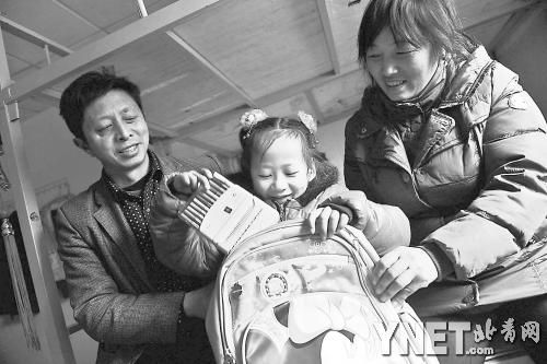 這是范勇一家在北京過得第二個(gè)春節(jié)，小女兒給記者展示習(xí)總書記送的書。