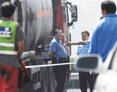 陜西“表哥”楊達才在車禍現場。資料圖