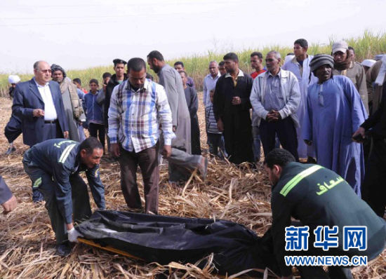 2月26日,在埃及旅游城市盧克索附近,急救人員在熱氣球事故現場搬運遇難者遺體。 新華社發 2月26日,在埃及旅游城市盧克索附近,急救人員在熱氣球事故現場搬運遇難者遺體。 新華社發