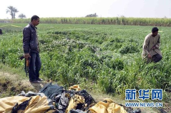 2月26日,在埃及旅游城市盧克索附近,當地安全人員在發生熱氣球爆炸事故的現場查看。 2月26日,在埃及旅游城市盧克索附近,當地安全人員在發生熱氣球爆炸事故的現場查看。
