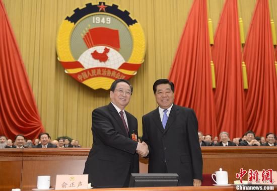 3月11日下午,全國政協十二屆一次會議在北京人民大會堂舉行第四次全體會議,俞正聲當選政協第十二屆全國委員會主席。圖為政協第十一屆全國委員會主席賈慶林和俞正聲握手,表示祝賀。中新社發 廖攀 攝 3月11日下午,全國政協十二屆一次會議在北京人民大會堂舉行第四次全體會議,俞正聲當選政協第十二屆全國委員會主席。圖為政協第十一屆全國委員會主席賈慶林和俞正聲握手,表示祝賀。中新社發 廖攀 攝