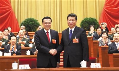 昨日，人大會議投票表決，決定李克強為國務院總理后，習近平和李克強親切握手。 新華社記者 蘭紅光 攝