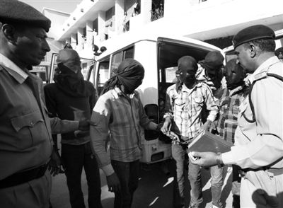 3月18日，印度中央邦，涉嫌輪奸瑞士女游客的男子被押往法庭。據(jù)悉，6名男子均面臨搶劫指控，其中4人面臨強奸指控。