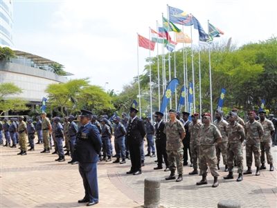3月23日,南非警員參加德班峰會(huì)安保動(dòng)員會(huì)。為確保峰會(huì)安全,南非政府從全國(guó)抽調(diào)3000名警察加強(qiáng)安保。 新華社發(fā) 3月23日,南非警員參加德班峰會(huì)安保動(dòng)員會(huì)。為確保峰會(huì)安全,南非政府從全國(guó)抽調(diào)3000名警察加強(qiáng)安保。 新華社發(fā)