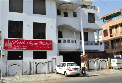 3月19日，印度北部阿格拉，一名英國女游客在旅館住店，有兩人企圖闖入她的房間，因害怕遭到強奸，她從旅