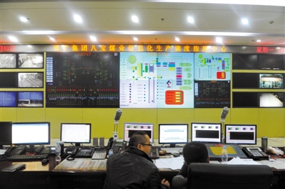 前日，八寶煤業(yè)公司，大家監(jiān)控井內狀況。新華社 張楠 攝