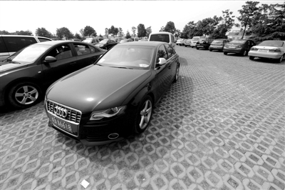 3月30日，掛有AZG(安徽政府公務的拼音縮寫）通行證的車輛停放在合肥市小蜀山公墓停車場內。