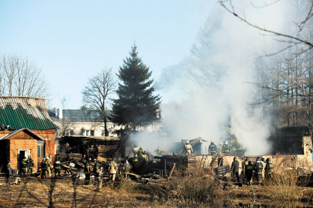 4月26日，俄羅斯救援人員在莫斯科州德米特羅夫區拉緬斯基村發生火災的精神病院滅火。　　IC供圖