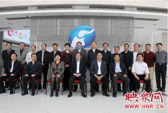 郭庚茂等省領導與省廣電局、河南電視臺的同志們合影