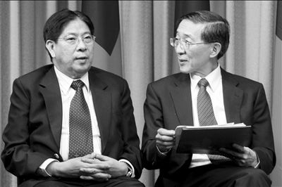 昨天凌晨,菲駐臺北馬尼拉經(jīng)濟(jì)文化辦事處代表白熙禮(左)與臺灣外事部門負(fù)責(zé)人林永樂在臺北共同舉行記者會(huì)。圖/CFP