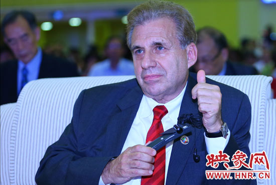 聽到關于鄭州航空港經濟綜合實驗區的介紹,約翰.卡薩達博士豎起了大拇指 聽到關于鄭州航空港經濟綜合實驗區的介紹,約翰.卡薩達博士豎起了大拇指