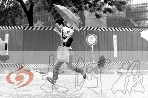 鄭州經三路與北環交叉口處，積水較深，行人們不得不“練輕功”。 記者 白周峰 攝影