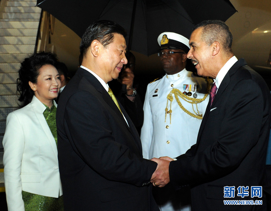 特立尼達(dá)和多巴哥總統(tǒng)卡莫納夫婦、總理比塞薩爾等到機(jī)場迎接習(xí)近平和夫人彭麗媛。饒愛民 攝