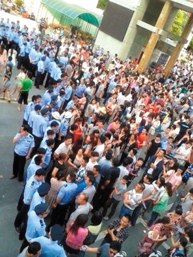 　考生家長圍堵在考點門口。 網絡截圖