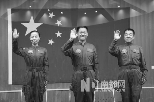 神舟十號航天員王亞平(左)、聶海勝(中)、張曉光(右)。 新華社發