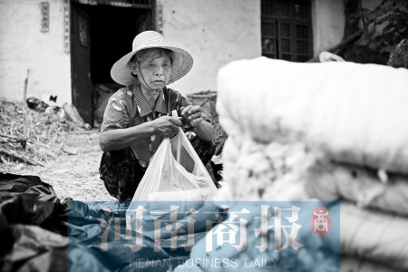 家里還放著給兒子結婚準備的被褥