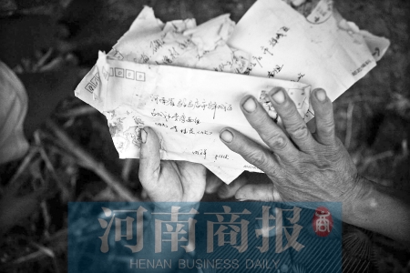 兒子寫來的每一封信，母親都小心翼翼地保管著