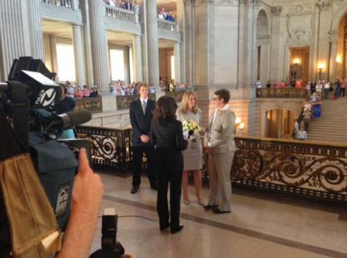 同性伴侶斯蒂爾和克里斯汀在舊金山市政廳舉行婚禮，這是自2008年加州8號(hào)提案通過(guò)以來(lái)，加州的首場(chǎng)同性婚禮。