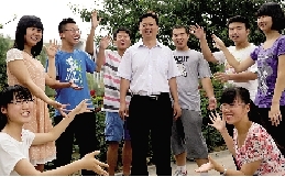 同學(xué)們用手臂連成光環(huán),把班主任老師圍起來,表達對他的敬意和謝意。 同學(xué)們用手臂連成光環(huán),把班主任老師圍起來,表達對他的敬意和謝意。