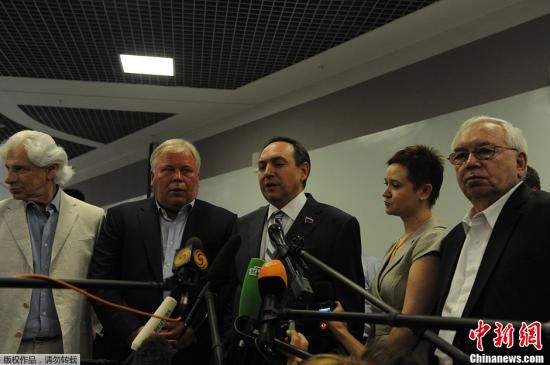 據外媒報道，美國“棱鏡”監控計劃泄密者愛德華·斯諾登于莫斯科時間7月12日在莫斯科謝列梅捷沃機場與多家人權機構代表人士舉行會談。圖為參加會談的人權代表接受媒體采訪。