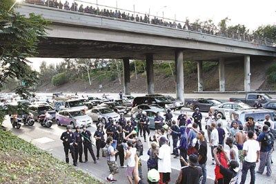 地點:美國洛杉磯。大批警察和示威者正在對峙