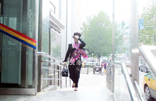 2013年7月22日,李某輪奸案庭前會議在海淀某法庭舉行,現場有大批媒體等候。 2013年7月22日,李某輪奸案庭前會議在海淀某法庭舉行,現場有大批媒體等候。