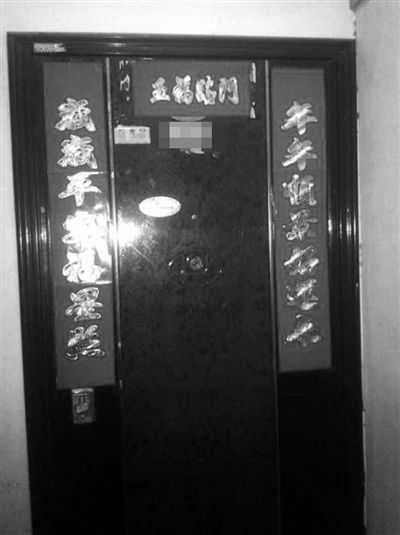 昨天22時許,被摔女童家房門緊閉,多名家屬稱,在協商處理孩子后事。新京報記者 楊鋒 攝