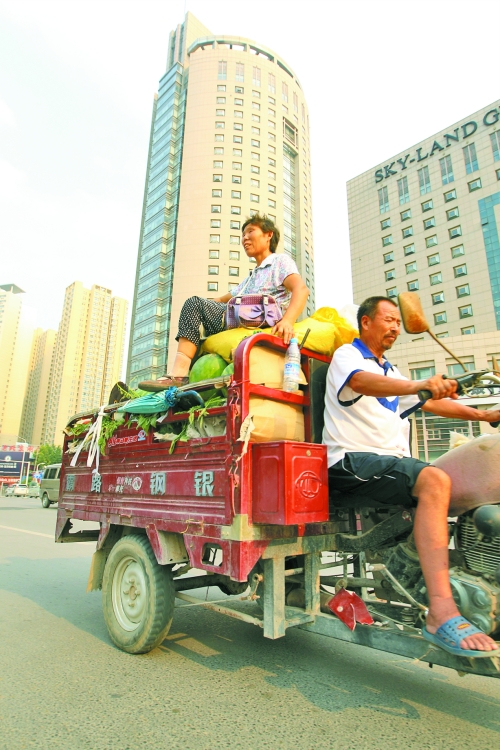 多賣瓜，瓜農在烈日下奔波忙碌。