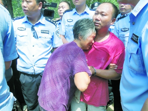 潛逃23年，歸案之時再見父母，最不能承受的究竟是誰？