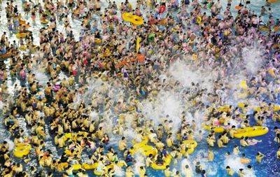 29日，湖北省武漢市，近日江城暑熱難解，人們紛紛前往水上樂園解暑，由于人數(shù)眾多，形成了“下餃子”的壯觀場面。圖/CFP