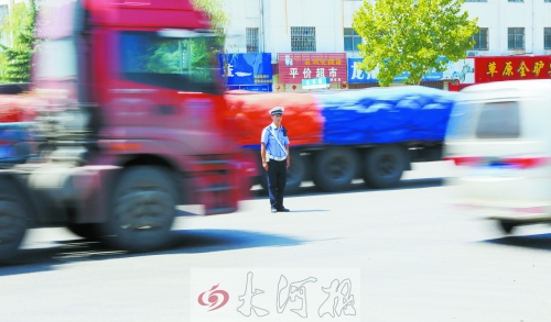 連霍高速受橋梁爆破影響禁止通車，310國道車流量迅速增加，當地交警部門安排大量警力保障道路暢通。