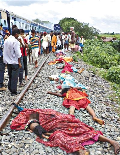 19日，事故現場遇難者的遺體。