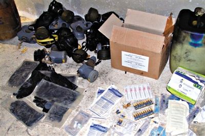 24日，敘利亞政府對外展示在大馬士革朱巴爾區(qū)破獲的反對派軍火庫中的化學制劑。新華社發(fā)