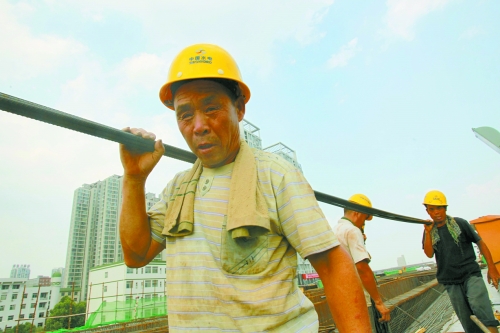 農民工工作辛苦,權益理應有保障。 農民工工作辛苦,權益理應有保障。