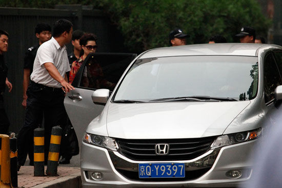 夢鴿在數十名警察和便衣護衛下徑直上了私家車 夢鴿在數十名警察和便衣護衛下徑直上了私家車