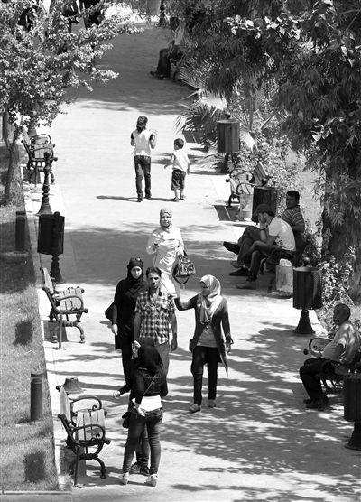 9月5日，敘利亞首都大馬士革，市民在街頭的一處公園內散步。