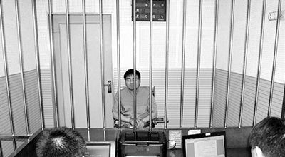 警方審訊犯罪嫌疑人“秦火火”。 警方審訊犯罪嫌疑人“秦火火”。