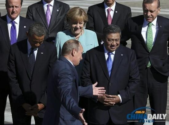 奧巴馬低頭不看普京，普京也閉眼做鬼臉并攤手表無奈。