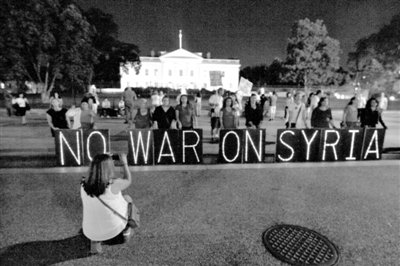 10日，華盛頓，美國反戰(zhàn)民眾在白宮前抗議對敘動武。